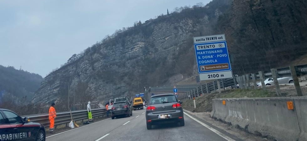 Tamponamento sulla Ss47, più mezzi coinvolti e gravi disagi alla viabilità: le auto in coda arrivano fino a Pergine